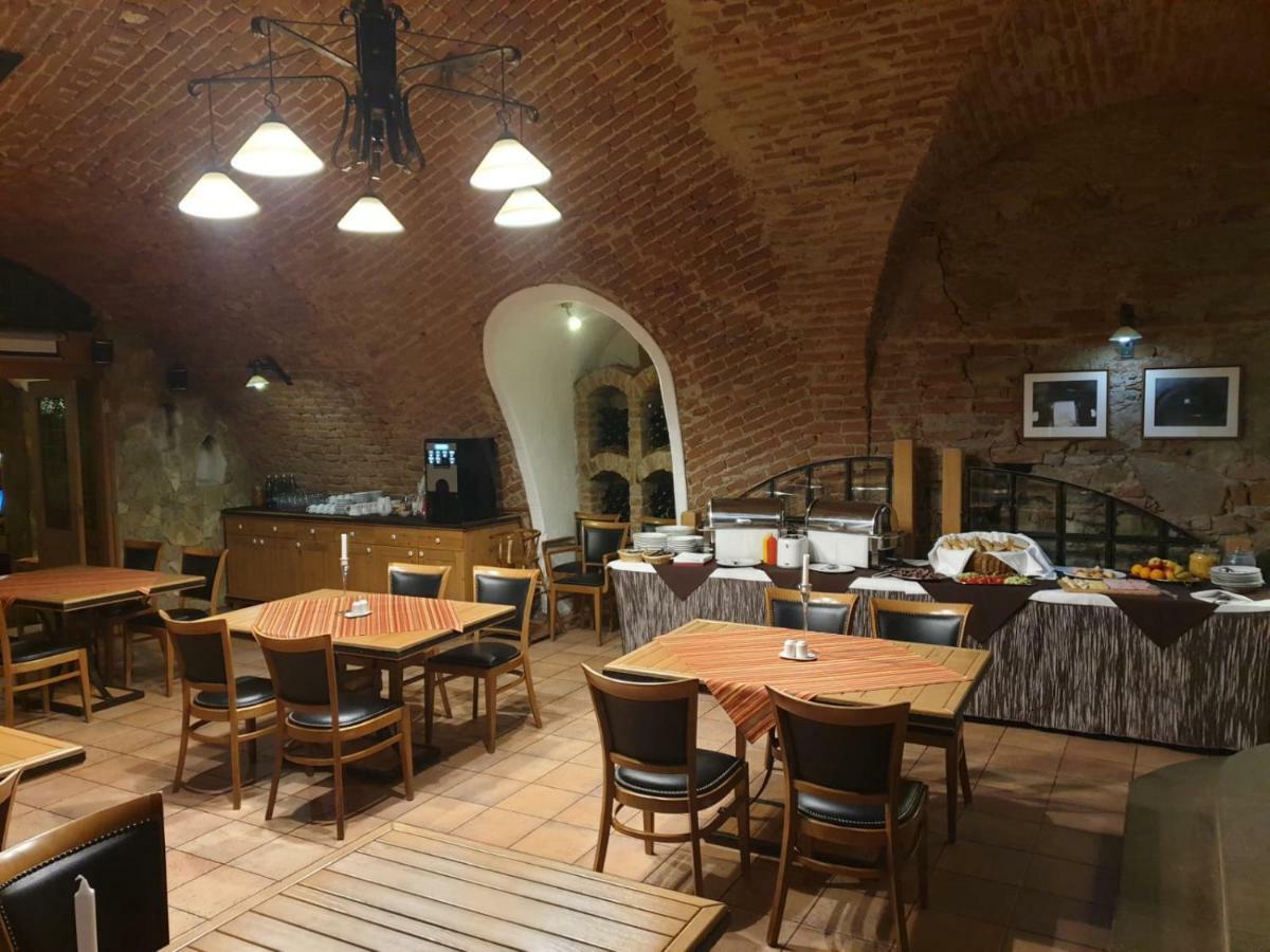 Hotel Konicek Uherské Hradiště Zewnętrze zdjęcie